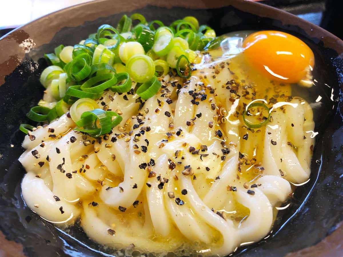 【2026年最新】行列が途絶えない讃岐うどんの聖地「バカ一代」狂騒曲！カルピスバターと黒胡椒が紡ぐ唯一無二の味わいと人気の裏側に迫る