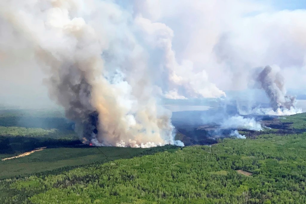 【2026年最新現地レポ】カナダ山火目が過去最悪レベルに拡大——北米を呑み込む巨炎と日本へ及ぶ「隠れたリスク」の全貌