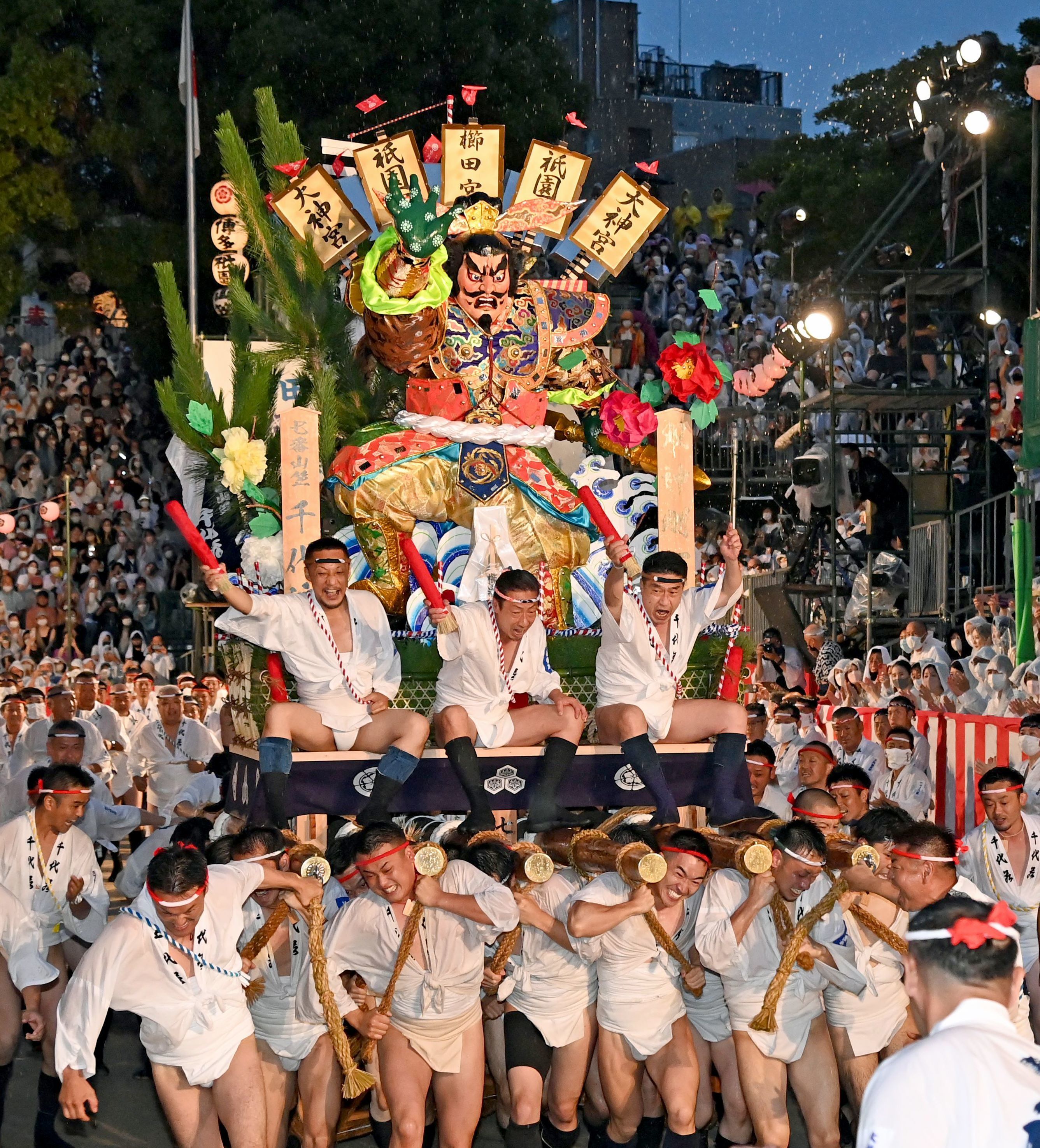 2026年、博多の夜が変わる：伝統と革新が交差する「ネオ郷土酒場」と駅前ナイトライフの最前線取材