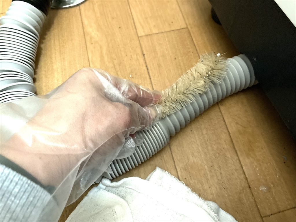 キッチンの排水溝掃除は触らず放置で解決！悪臭とヌメリを一掃する裏ワザ