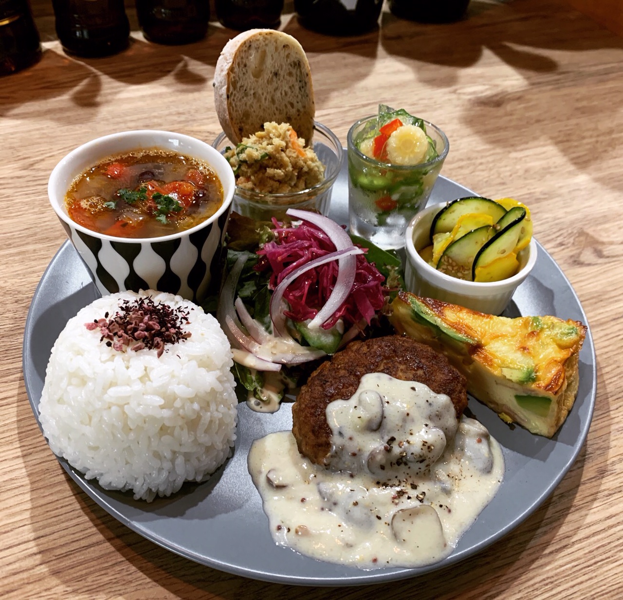 2026年「近く ランチ」検索の裏で起きている激変！Ai・タイムパフォ重視のオフィス街で今流行るランチの法則