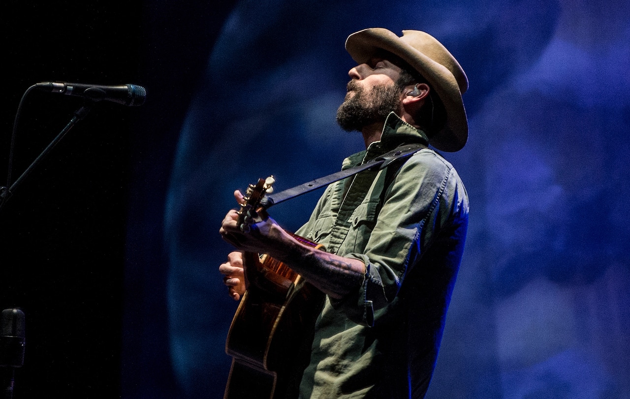 Fans Stunned as Ray Lamontagne Collapses During Ryman Auditorium Concert