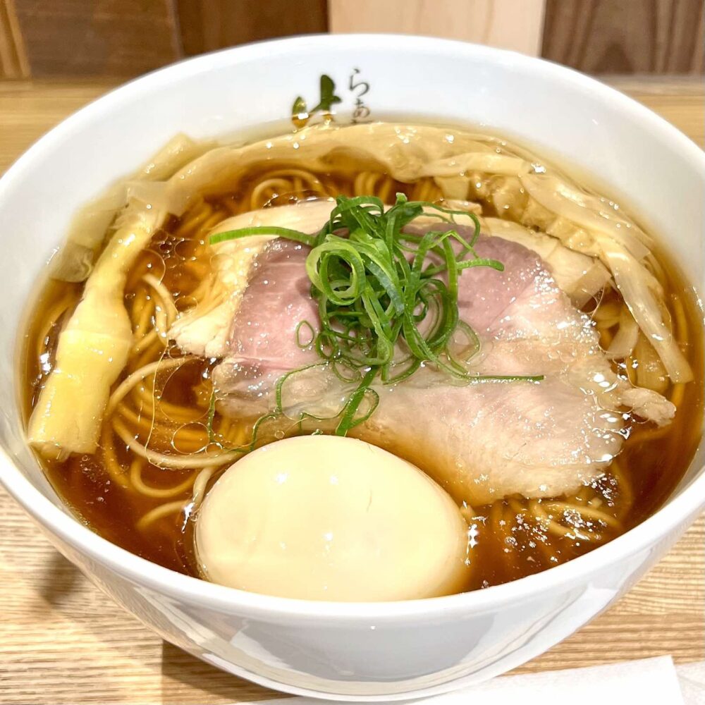 渋谷の喧騒を忘れる伝説の一杯。2026年も行列が途切れない「らーめん はやし」の真価に迫る