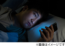 暗い部屋でスマホを見る恐怖！睡眠障害と視力低下を防ぐ最新対策