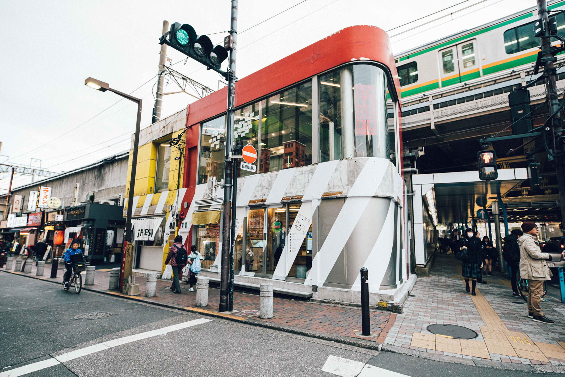 【現地追跡】なぜ「日暮里の匂い」は記憶に残り続けるのか？ 谷中の惣菜から2026年最新の都市環境調査まで追う